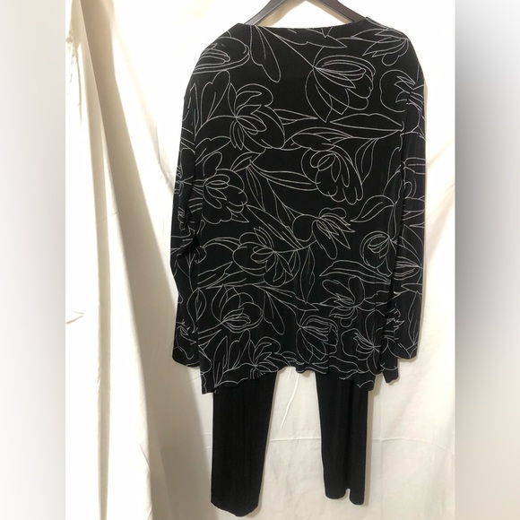 Women’s 2 piece outfit - Picture 2 of 8